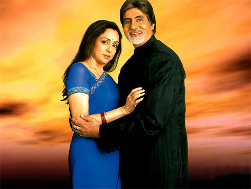 <h3>बाग़बान</h3><br/>आयुष्याच्या उत्तरार्धात पत्नीपासून विलग होऊन मुलांकडे राहाणाऱ्या रोमँटिक वृद्ध माणसाच्या भूमिकेने अमिताभ बच्चनची जादू पुन्हा दाखवून दिली. हेमा मालिनीचं सौंदर्य आणि अमिताभचा पडद्यावरील रुबाब या सिनेमाला सुपरहिट करून गेला. हा सिनेमा अबालवृद्धांना आवडून गेला आणि म्हातारपणीही आपल्या वयाच्या योग्यतेच्या प्रमुख भूमिका मिळणारा अमिताभ पहिला चमत्कार ठरला.