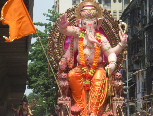 <h3>गणेश गल्लीचा राजा</h3><br/>मुंबईतल्या ‘लालबागचा राजा’नंतर मुंबईतल्या लोकांची पावलं आपोआप वळतात ती गणेश गल्लीच्या राजाकडे. पण या राजाचं मंडळ हे त्या बाप्पाच्या सेवेसोबतच समाजाप्रती असलेलं ऋृण फेडण्यासाठी बरेच उपक्रम राबवत असतात. जीएसबीचा गणपती म्हणून प्रसिद्ध असलेल्या किंग सर्कलच्या राजाची मूर्ती ही दरवर्षी शाडूच्या मातीची तयार केलेली असते. तसंच ही मूर्ती नागपंचमीच्या दिवशी बनवायला सुरुवात केली जाते. या गणपतीवर दरवर्षी ६८ किलो सोनं व चारशे किलो चांदी चढवली जाते.