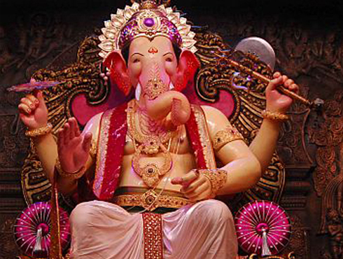 <h3>लालबागचा राजा</h3><br/>लालबागच्या राजाची स्थापना १९३४ साली करण्यात आली तीच मुळी नवसाने. सध्या अस्तित्वात असलेले मार्केट येथे निर्माण होण्यासाठी कोळी व इतर व्यापारी बंधूनी नवस केला होता. त्यांची इच्छापूर्ती होऊन पेरुचाळ येथे उघडयावर भरणारा बाजार सन १९३२ साली बंद होऊन सध्याच्या जागी कायमस्वरुपी बांधण्यात आला. त्यावेळचे नगरसेवक कुंवरजी जेठाभाई शाह, डॉ. व्ही. बी. कोरगांवकर, नाकवा कोकम मामा, भाउढसाहेब शिंदे, डॉ. यु. ए. राव यांच्या प्रयत्नाने जागेचे मालक रजबअली तय्यबअली यांनी आपली जागा बाजार बांधण्यास दिली. त्यामुळे १९३४ साली होडी वल्हवणाऱया दर्यासारंगाच्या रुपात `श्री`ची स्थापना झाली. येथूनच `नवसाला पावणारा लालबागचा राजा` म्हणून श्री ची मूर्ती प्रसिध्द झाली.