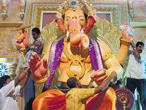 <h3>गिरगावचा उत्सव</h3><br/>गिरगावनेही आता टॉवर्सची उंची गाठण्यास सुरुवात केली असली, तरी आजही बहुतांश पारपंरिक पद्धतीचा आणि कार्यकर्त्यांचा उत्सव हे गिरगावच्या गणेशोत्सवाचे रूप कायम टिकून आहे. व्यापारीकरणाची लागण येथेही झाली आहे, पण खूपच कमी प्रमाणात. गिरगावचा गणेशोत्सव म्हटला की प्रामुख्याने तीन भाग येथे पडतात. गिरगावच्या सुरुवातीचा चिराबाजारचा भाग , त्यानंतर झावबावाडी , ठाकूरद्वारपासून सुरू झालेला थेट मुगभाट , आंबेवाडी , रामचंद्र बिल्डिंग , प्रार्थना समाजपर्यंतचा परिसर आणि त्यापलीकडचा खेतवाडीचा परिसर.<br><br>गणेशोत्सवाच्या दरम्यान अख्खे गिरगाव एक मंडपच बनल्यासारखे. इथे सार्वजनिक गणेशोत्सवांची जितकी मोठी संख्या तितकीच घरगुती गणपतींची संख्याही मोठी असते. त्यामुळेच तर विसर्जनाच्या मिरवणुकींप्रमाणे गणेशचतुर्थीच्या म्हणजेच पहिल्या दिवशी वाजतगाजत प्रत्येक जण आपापली मूर्ती घरी आणतात. पूर्वापारचे मराठी - गुजराती - गिरगावलाच खेटून असलेल्या खेतवाडीचा तोंडवळा मात्र पूर्वापार वेगळाच असतो. खेतवाडीच्या पाचव्या सहाव्या गल्लीपासून अकराव्या - बाराव्या गल्लीपर्यंत १८ ते २५ फूट उंचीच्या मूर्ती पाहण्यासाठी अहोरात्र रांगा असतात.