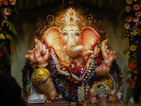 <h3>दादर-माटुंगा गणेशोत्सवाचे महत्त्व</h3><br/>मुंबईच्या राजकीय , सामाजिक व सांस्कृतिक जडणघडणीचे प्रमुख केंद्र असलेल्या दादर आणि परिसरातील गणेशोत्सवात गेल्या अनेक वर्षांपासून देखावे , रोषणाई आणि उंच गणेशमूर्तीपेक्षा सामाजिक कार्यावर भर देऊन गणेशोत्सव साजरा करण्याकडे कल दिसून येतो. <br><br>मुंबईतील गणेशोत्सवात गिरगावनंतर दादरच्या गणेशोत्सवाचे महत्त्व होते. म्हणूनच स्वातंत्र्यपूर्व काळात स्थापन झालेल्या दादरच्या राम मारुती रोड आसपास सार्वजनिक गणेशोत्सव मंडळाने गिरगावमधील ब्राह्मण सभेच्या गणेशमूर्तीची प्रतिष्ठापना केली. लोकमान्य टिळकांनी ब्राह्मण सभेच्या तीन मूर्तींची स्थापना केली. तशाच गणेशमूर्तीची दादरच्या राम मारुती रोड गणेशोत्सव मंडळाने प्रतिष्ठापना केली. गेल्या ६४ वर्षांपासून या मंडळाच्या मूर्तीत बदल झालेला नाही. तीन फूटांची शाडूची मूर्ती हे या मंडळाच्या गणेशमूर्तीचे वैशिष्ट्य आजही कायम आहे. <br><br>दादरमधील विठ्ठलवाडी आसपास सार्वजनिक गणेशोत्सव मंडळाचा दबदबा आहे. म्हणूनच दादरचा राजा असे बिरूद या गणेशोत्सवाला मिळाले आहे. गेल्या ७४ वर्षांपासून साजरा होणाऱ्या गणेशोत्सव मंडळाने सामाजिक बांधिलकी मानली आहे. दादर - माहीममधील गणपती उत्सव सर्वसामान्यांचा उत्सव म्हणून ओळखला जातो . <br><br>माटुंगा वडाळ्यातील जीएसबी सार्वजनिक गणेशोत्सव समितीचा गणेशोत्सव म्हणजे श्रीमंतांचा गणेशोत्सव म्हणून ओळखला जातो बावनकशी सोन्याने मढलेल्या दागिन्यांची मूर्ती हे या गणेशोत्सवाचे वैशिष्ट्य आहे . थाटमाट असला तरी श्रीमंतीचा कुठेही बडेजाव दिसत नाही . मंडळाने पावित्र्य अतिशय कसोशीने जपले आहे.