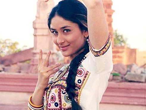 <h3>बॉलिवुडमधील पदार्पण</h3><br/>करीना जेव्हा स्वतःला लाँन्च करीत होती, तेव्हा दिग्दर्शक राकेश रोशन ही त्यांचा मुलगा हृतिक रोशनला लाँन्च करत होते. <br><br>“ कहो ना प्यार है” या राकेश रोशन यांच्या सिनेमात करीना-हृतिक अशी जोडी होती पण करीनाने हा सिनेमा नाकारून, जे.पी.दत्ता यांच्या `रिफ्यूजी` मध्ये करिश्माच्या एक्स बॉयफ्रेंड अभिषेक सोबत सिनेमा केला.<br><br><br> बॉक्स ऑफिसवर हा सिनेमा तितकासा चालला नाही. परंतु सुरूवातीचा सिनेमा न चालल्याने करीनाचे भाग्य काही थांबले नाही, उलट ती आणि सक्सेस आता एकत्र चाललेत. आणि तिने त्यानंतर कधीही मागे वळून पाहिले नाही.