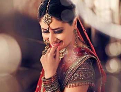 <h3>यंदा कर्तव्य आहे</h3><br/>अखेरीस करीना आणि सैफच्या लग्नाची बातमी मीडियात आलीच. लग्नाच्या जय्यत तयारीला लागली आहे. <br><br><br>येत्या ऑक्टोबर महिन्यात करीना लग्नाच्या बेडित अडकणार आहे, असं करीनाने स्पष्ट केलय. स्वतःच्या लग्नात मनिषा मल्होत्राने डिझाइन केलेली साडी नेसणार असल्याच करीनाने सांगितल.<br>