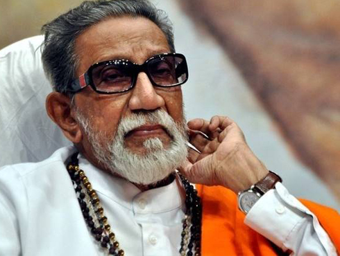 <h3>बाळासाहेबांचं व्यक्तिमत्व</h3><br/>करारी आणि सडेतोड बाळासाहेबांच्या व्यक्तिमत्वाचे हे सगळ्यात महत्त्वाचे पैलू.... शिवसेनेच्या वाटचालीत बाळासाहेबांनी घेतलेल्या अनेक निर्णयांमध्ये त्यांचा करारीपणा दिसून आला. मुंबईत मराठी माणसावर परप्रांतीयांची दादागिरी खपवून घेतली जाणार नाही, हा इशारा बाळासाहेबांनीच सगळ्यात पहिल्यांदा घालून दिला. बाळासाहेब जो विचार करायचे तो सडेतोडपणे मांडायचे आणि प्रत्यक्षातही आणायचे...... धर्मांध मुसलमानांना देशात राहण्याचा अधिकार नाही, हे वादग्रस्त मत बाळासाहेबांनी सडेतोडपणे मांडलं. मतांसाठी कुणावरही डोळा ठेवला नाही. महाराष्ट्रात मी मराठी आहे आणि देशात हिंदू आहे, हीच बाळासाहेबांची भूमिका होती. मी लोकशाही मानत नाही, असं बाळासाहेब निर्भीडपणे आणि ठणकावून सांगायचे.... राजकारण्यातल्या भल्याभल्यांवर टीका करताना बाळासाहेब कधीच कचरले नाहीत. राजकारणात निर्भीड आणि करारी असणारे बाळासाहेब वैयक्तिक आयुष्यात मात्र अत्यंत प्रेमळ होते. त्यांना भेटायला आलेल्या प्रत्येक माणसाशी ते आवर्जून संवाद साधायचे. कुणाचेही भलते लाड नाहीत, पण गरजवंताला मदत करताना त्यांचा हात आखडता कधीच नव्हता.