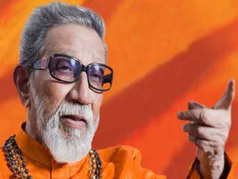 <h3>बाळासाहेबांची पाकिस्तानमधील वृत्तपत्रांकडून दखल</h3><br/>बाळासाहेब ठाकरे यांच्या आजारपणाची दखल घेणा-या पाकिस्तानातील प्रसारमाध्यमांनी त्यांच्या निधनाच्या बातमीलाही ठळक प्रसिध्दी दिली आहे. भारतातील लोकप्रिय नेतृत्व, कट्टर हिंदुत्ववादी पक्षाचे संस्थापक असा उल्लेख बाळ ठाकरे यांच्याबाबत पाकिस्तानी वृत्तपत्रांनी केला आहे.<br><br>‘डॉन’ या आघाडीच्या पाकिस्तानी वर्तमानपत्राच्या संकेतस्थळावर भारतातील लोकप्रिय नेतृत्व, कट्टर हिंदुत्ववादी पक्षाचे संस्थापक अध्यक्ष बाळासाहेब ठाकरे यांचे श्नसनाच्या विकाराने निधन झाल्याचे म्हटले आहे.<br><br>भारताची आर्थिक राजधानी मुंबई शहराच्या राजकरणावर गेल्या दोन दशकाहून अधिक काळ ठाकरे यांचे वर्चस्व राहिल्याचे डॉनने आपल्या वृत्तात म्हटले आहे. शिवसेनेच्या स्थापनेपासूनच्या अनेक टप्यांवर बदललेल्या भूमिकेचा मागोवाही डॉनने घेतला आहे.<br><br>ठाकरे सार्वजनिक आयुष्य भूमिपुत्र मराठी माणसाच्या न्याय हक्कासाठी वेचले. मुंबईवर आणि मुंबईतील नोक-यांवर मराठी माणसाचा पहिला हक्क तसेच त्यांच्या हिंदुत्वाबद्दलचे विचारही या वृत्तात मांडण्यात आले आहेत.