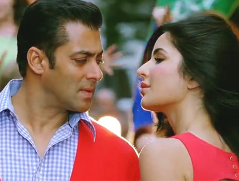 <h3>एक था टायगर</h3><br/>एक था टायगर या सिनेमाची रिलीज डेट १५ ऑगस्ट ठेवल्यामुळे आधीच्या आठवड्यात प्रदर्शित झालेला `भारतीय` ह मराठी सिनेमाला थिएटर मालकांनी आपल्या सिनेमागृहांमधून काढून टाकला. यामुळे मराठी निर्मात्यांनी आवाज उवला. पण, त्याचा काहीच परिणाम झाला नाही. यामुळे हा सिनेमा वादग्रस्त ठरला होता.
