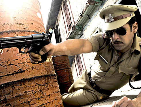 <h3>‘दबंग’ आणि ‘दबंग 2’</h3><br/>‘दबंग’ सिनेमाने सलमानच्या करिअरला नवी झळाळी दिली. 215 कोटी रुपये कमावणाऱ्या या सिनेमाने पहिल्याच आठवड्यात 80 कोटी रुपये कमाई करून दबंगने सलमान खानला मेगास्टार बनवलं. नुकत्याच प्रदर्शित झालेल्या दबंग 2नेही तेवढंच धमाकेदार ओपनिंग करून सलमान खानला यशाच्या शिखरावर चढवलं. दबंगमधून सोनाक्षी सिन्हाने बॉलिवूडमध्ये पदार्पण करून प्रसिद्धी मिळवली.