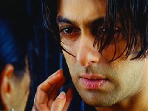<h3>तेरे नाम</h3><br/>2003मध्ये रिलीज झालेल्या ‘तेरे नाम’ सिनेमात सलमान आणि नवोदित भूमिका चावला यांची जोडी होती. यातील सलमानची हेअर स्टाइल तरुणांमध्ये लोकप्रिय झाली होती. या सिनेमाची गाणीही सुंदर होती. सलमान खान आणि ऐश्वर्या राय यांच्या त्या वेळच्या प्रेमप्रकरणावर हा सिनेमा काढला असल्याचं म्हटलं जात होतं. या सिनेमाने 19.5 कोटी रुपयांची कमाई केली होती.