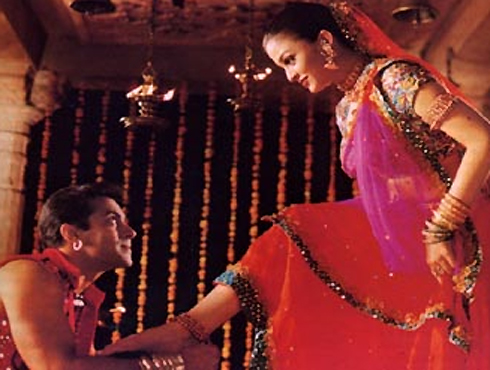 <h3>हम दिल दे चुके सनम</h3><br/>संजय लीला भन्सालीच्या 1999 साली आलेल्या ‘हम दिल दे चुके सनम’ या सिनेमात सलमान खान आणि ऐश्वर्या राय एकत्र काम करत होते. या सिनेमात सलमान आणि ऐश्वर्या यांचं प्रेमप्रकरण फुललं होतं. मात्र ना या सिनेमातही सलमानला ऐश्वर्या मिळाली नाही.. आणि प्रत्यक्ष आयुष्यातही... 17 कोटींच्या बजेटमध्ये बनलेल्या या सिनेमाने 32.5 कोटी रुपयांची कमाई केली होती. या सिनेमाने 2 राष्ट्रीय आणि 9 फिल्मफेअर पुरस्कार मिळवले होते.