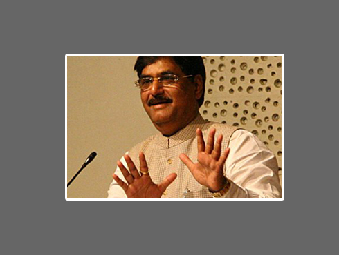 <h3>राज-उद्धव एकत्र आल्यास भाजपला आनंदच- मुंडे</h3><br/>www.24taas.com, मुंबई<br><br>उद्धव आणि राज ठाकरेंना एकत्र आणण्यासाठी आता भाजपही सरसावले आहे. शिवसेना-मनसेचे एकत्रिकरण व्हावे ही भाजपचीच इच्छा असल्याचं भाजप नेते गोपीनाथ मुंडे यांनी सांगितलं आहे. `मला वाटतं की उद्धव ठाकरे यांन त्यांचं मन स्पष्ट केलं आहे. आणि त्यांनी त्याचं पुढचं पाऊल पुढं टाकलं आहे, ते म्हणजे मनसे-शिवसेना एकत्र यावे यासाठी त्यांनी पुढाकार घेतला आहे.` <br><br>`माझी याला तयारी आहे अशीच उद्धव ठाकरे यांची भुमिका घेतली आहे. जिथपर्यंत भाजपची भुमिका आहे. ती म्हणजे हे दोघं एकत्र आले तर भाजपला नक्कीच आनंद होईल.` त्यामुळे भाजप राज ठाकरे आणि उद्धव ठाकरे यांच्या एकत्र येण्याकडे फारच सकारात्मक दृष्टीने पाहत आहे. कारण की राज ठाकरे यांनी महायुतीत प्रवेश केल्यास त्याच्या नक्कीच फायदा होईल असे भाजपला वाटते.<br><br>गोपीनाथ मुंडे यांनी पक्षाची भुमिका स्पष्ट केल्याने भाजप त्यांच्या या एकत्रिकरणासाठी अनुकूल आहे. मात्र त्या दोघांनाही एकत्र आणण्यासाठी भाजप किंवा मुंडें स्वत: काही प्रयत्न करणार का? याकडेही साऱ्यांचे लक्ष लागून राहिले आहे. <br>