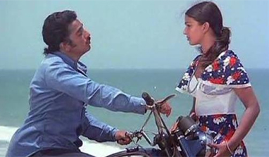 <h3>एक दुजे के लिये</h3><br/>के बालचंदर यांनी दिग्दर्शित केलेला १९८१ साली आलेला ‘एक दुजे के लिये’ हा सिनेमा कमल हासन पहिला हिंदी तर एकूण १०० वा सिनेमा होता. या सिनेमातील त्याच्या भूमिकेने तमाम तरुण प्रेमवीरांना प्रेमाचा नवा संदेश दिला. कमल हासनने त्यात तामिळ ततरुण ‘वासू’ची भूमिका केली होती, तर रती अग्निहोत्रीने ‘सपना’ या पंजाबी मुलीची.. त्यांच्या प्रेमाला होणारा विरोध आणि अखेर आत्महत्येत होणारी त्याची परिणती यामुळे ‘वासू-सपना’ ही पात्रं अजरामर झाली.