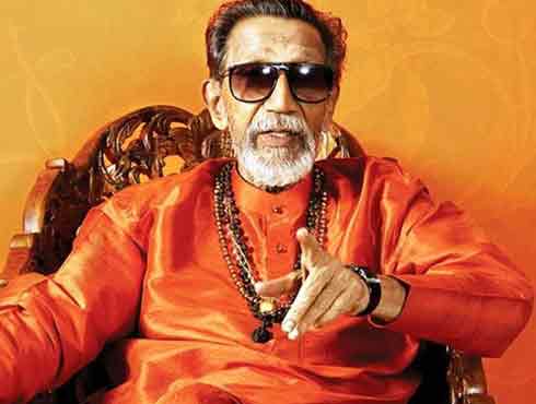 <h3>ठाकरे हे हिंदुत्वाचे कट्टर समर्थक - बीबीसी</h3><br/>महाराष्ट्र राजकारणात दशकापासून बाळ ठाकरे यांचा दबदबा होता. ठाकरे हे हिंदुत्वाचे कट्टर समर्थक होते, त्यांचा महाराष्ट्राबरोबच खास करून मुंबईवर मोठा प्रभाव होता, असे बीबीसीने दिलेल्या वृत्तात म्हटले आहे. <br><br>बाळ ठाकरे यांचा प्रवास हा कार्टुनिस्टपासून झाला. त्यांनी राजकीय पक्ष स्थापन केला तरी त्यांनी कोणतीही निवडणूक लढविली नाही तसेच कोणतेही पद स्वीकारले नाही. तरीही त्यांचा राजकारणावर प्रभाव होता. खासकरून मुंबईवर मोठा प्रभाव होता, असे बीबीसीने म्हटले आहे.<br><br>बाळ ठाकरे हे एक चांगले वक्ते होते. त्यांच्या विनोदी बुद्धीमुळे ते लोकप्रिय होते. त्यांची भाषणे युवकांवर मोहीनी घालीत होती. शिवसेनाप्रमुख बाळ ठाकरे यांचे मुंबईत निधन झाले. ते गेल्या काही दिवसांपासून ते आजारी होते. मध्येच त्यांच्या तब्बेतीत सुधारणा होत असल्याचे वृत्त आले होते मात्र, शनिवारी ८६ व्या वर्षी त्यांचे निधन झाले.<br><br>महाराष्ट्र राजकारणात दशकापासून त्यांचा दबदबा राहिला होता. त्यांच्या निधनानंतर मुंबई कडोकोट बंदोबस्त ठेवण्यात आला आहे. त्यांच्यावर रविवारी अंतिम संस्कार केले जाणार आहेत. दरम्यान, भारताचे पंतप्रधान मनमोहन सिंग यांनी रात्री भाजप नेत्यांना भोजनाचे निमंत्रण दिले होते. हा भोजनाचा बेत रद्द करण्यात आल्याची माहिती बीबीसीने आपल्या वृत्तात दिली आहे.