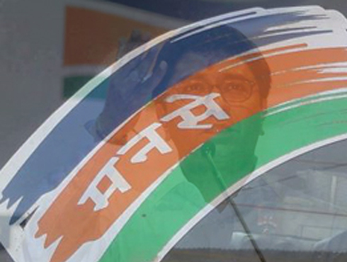 <h3>मनसे अधिक आक्रमक होणार, राज बैठकीत निर्णय</h3><br/>www.24taas.com,मुंबई<br><br>मनसे अध्यक्ष राज ठाकरे यांनी आपल्या जाहीर सभांमध्ये राज्यात विरोधी पक्ष दिसत नाही, अशी सातत्याने टीका केली. यावर उत्तर मनसेने शोधून काढण्याचा ठरवलंय. कृष्णकुंजवर मनसे आमदारांची बैठक झाली. या बैठकीत अधिक आक्रमक होण्याचा निर्णय झाल्याचे समजते. सत्ताधाऱ्यांना कोंडीत पकडण्याची व्युहरचना करण्यावर चर्चा करण्यात आली. यावेळी राज ठाकरे यांनी आमदारांना मार्गदर्शन केल्याचे सांगण्यात येत आहे.<br><br>राज ठाकरे यांच्या कृष्णकुंजवर मनसेच्या आमदारांची बैठक झाली. ही बैठक जवळपास पाच तास चालली. या बैठकीत सरकारला आक्रमकपणे विरोध करण्याची रणनीती आखण्यात आलीय. तसचं आपलं वेगळं अस्तीत्व दाखविण्यासाठी मनसे करील, अशीही चर्चा झाली. त्यामुळे उद्यापासून सुरू होणाऱ्या अर्थसंकल्पीय अधिवेशनात मनसे सरकारला कोणत्या मुद्द्यावरून धारेवर धरणार, याचीच उत्सुकता आहे.<br><br><br>अर्थसंकल्प अधिवेशनावर आपला वेगळा ठसा दाखवण्यासाठी मनसे प्रयत्न करणार आहे. प्रथमच अधिवेशनात मनसे आपली वेगळं चूल मांडणार आहे. भाजप-शिवसेना यांच्या सोबत विरोध न करता वेगळी रणनीती मनसे अवलंबणार असल्याचे समजते. त्यासाठी राज यांनी ही बैठक बोलाविल्याचे सांगण्यात येत आहे. मात्र, बैठकीत नेमका काय निर्णय झाला, याबाबत अधिक माहिती मिळू शकली नाही.