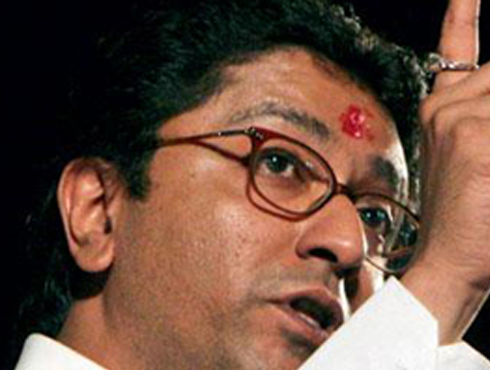 <h3>`राज ठाकरे पाठीत खंजीर खुपसतात`</h3><br/>www.24taas.com, मुंबई<br><br>राज ठाकरेंनी विरोधकांवर टीकास्त्रं सोडल्यावर आता त्यांच्या विरोधकांनीही राज ठाकरेंविरोधात तोफ डागली आहे. शिवसेनेने मनसेवरून भाजपाला टोला दिला आहे. <br><br>राज ठाकरे कशाप्रकारे पाठित खंजीर खुपसतात हे आता भाजपला कळलं असेल अशी खोचक प्रतिक्रिया शिवसेनेनं दिली आहे. शिवाय सेटलमेंटचे आरोप करुन राज ठाकरे स्टंटबाजी करत असल्याचा आरोप विधानसभेचे शिवसेना गटनेते सुभाष देसाई यांनी केला आहे. आधी भाजप मनसे यांचे एकमेकांशी फार गोड संबंध होते. भाजपला याबद्दल आम्ही सावधानही केलं होतं. आता भाजपला या गोष्टीचा अनुभव आला असेल, असं सुभाष देसाई म्हणाले. <br><br>दरम्यान, राज ठाकरेंच्या वक्तव्याचे नाशिकमध्ये पडसाद उमटले आहे. नाशिकमध्ये मनसेसोबत असलेली युती भाजप तोडण्याच्या विचारात आहे. यासंदर्भात भाजपने बैठक बोलवली आहे. <br>