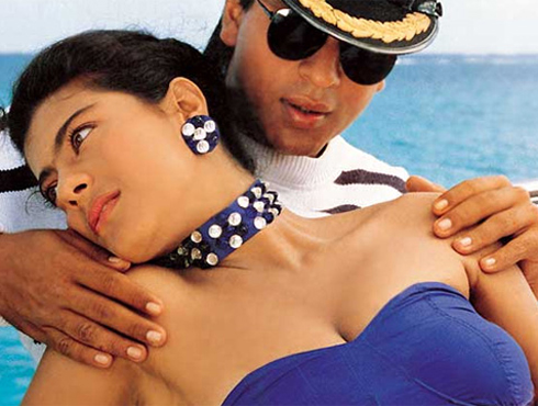 <h3>बाजीगर</h3><br/>सुरूवातीला काही सामान्य सिनेमांमध्ये काम केल्यानंतर काजोलला बाजीगर या सिनेमात शाहरुख खानसोबत काम करण्याची संधी मिळाली. या सिनेमातील ये काली काली आखें या गाण्यात काजोलची केली गेलेली तारीफ चाहत्यांना आवडली. काजल आणि शाहरुख खानची जोडी या सिनेमापासून हिट झाली.<br>