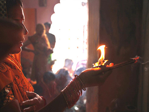 <h3>अगरबत्ती आणि दिवा</h3><br/><br>सुगंधीत अगरबत्तीनं गणपती बाप्पाला ओवाळलं जातं... हा अगरबत्तीचा सुगंध संपूर्ण वातावरणही सुगंधीत आणि भक्तीमय करतो. <br><br>अनेक ठिकाणी गणपतीसमोर तेजोमय दिवा कायम ठेवला जातो. आरती संपल्यानंतर संपूर्ण परिसरात धूप जाळून संपूर्ण परिसरात त्याचा सुगंध फिरवला जातो.<br>
