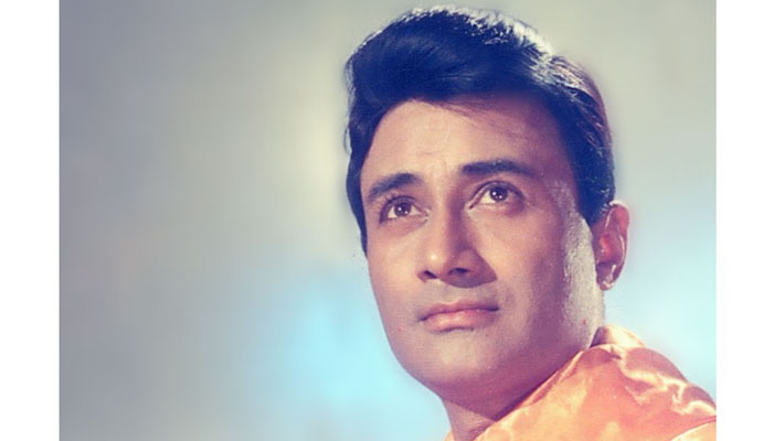 <p>देव आंनद वर्ष 1942मध्ये लाहोरच्या गव्हर्नमेंट कॉलेजमध्ये ग्रॅज्युएशन पूर्ण केल्यानंतर दिल्लीमध्ये आले. इथे दोन महिने काम केल्यानंतर चित्रपटात काम करण्यासाठी ते मुंबईला आले. इथं आपल्या छोट्या भावाबरोवर ते राहत होते आणि येथे दीड वर्ष क्लार्क म्हणूनही नोकरी केली.</p>