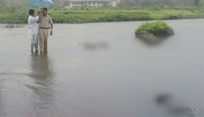 तीन विद्यार्थ्यांच्या मृत्यूप्रकरणी दोन शिक्षकांना अटक तीन विद्यार्थ्यांच्या मृत्यूप्रकरणी दोन शिक्षकांना अटक