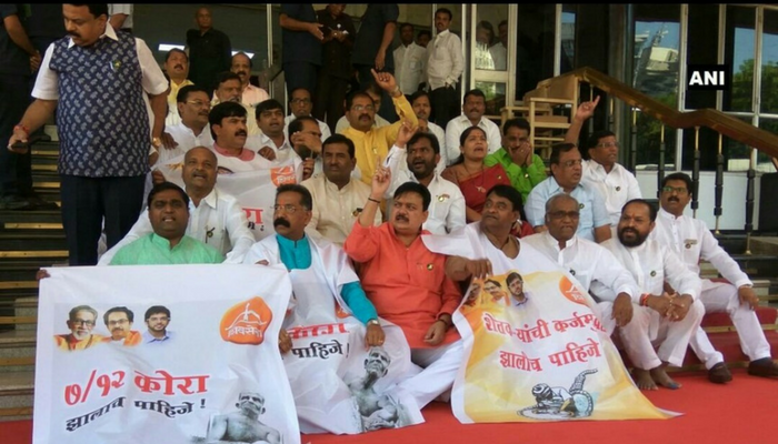 ब्लॉग : शेतकऱ्यांचं कैवार 'दाखवायला' राजकीय पक्षांची चढाओढ ब्लॉग : शेतकऱ्यांचं कैवार 'दाखवायला' राजकीय पक्षांची चढाओढ