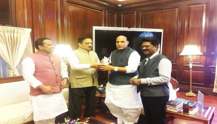 मुंबईतल्या रेल्वे स्थानकांची नावं बदला, शिवसेनेची गृहमंत्र्यांकडे मागणी मुंबईतल्या रेल्वे स्थानकांची नावं बदला, शिवसेनेची गृहमंत्र्यांकडे मागणी