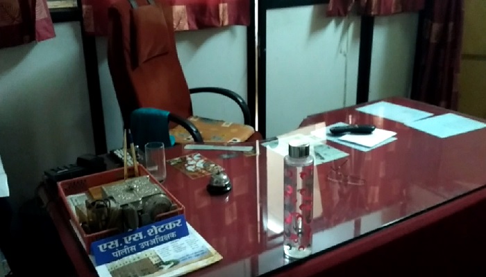 लातूर एसीबीच्या डीवायएसपींवरच लाच स्वीकारल्याचा गंभीर आरोप लातूर एसीबीच्या डीवायएसपींवरच लाच स्वीकारल्याचा गंभीर आरोप