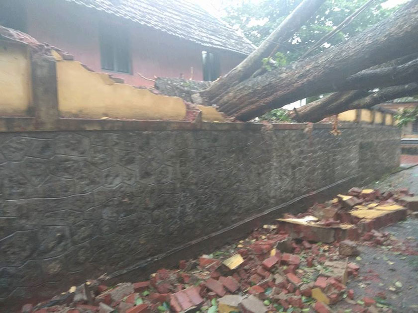 A cyclone alert has been sounded in Kerala and Tamil Nadu on Thursday after strong winds and heavy rain hit southern districts in the states. A cyclone alert has been sounded in Kerala and Tamil Nadu on Thursday after strong winds and heavy rain hit southern districts in the states.