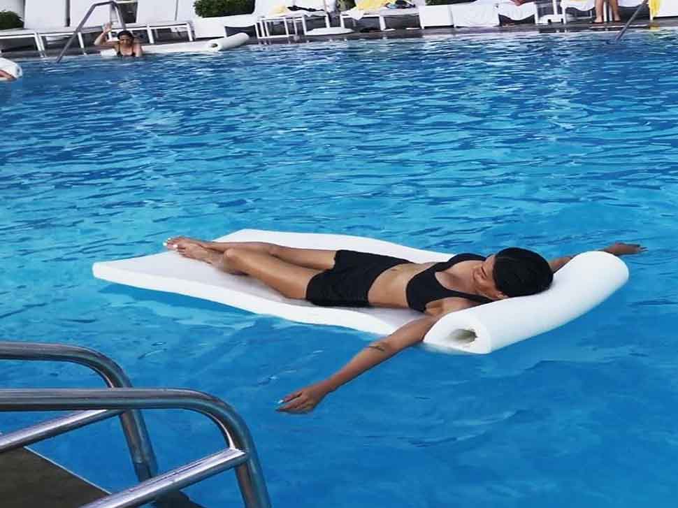 Sushmita sen enjoy holiday with daughters Sushmita sen enjoy holiday with daughters