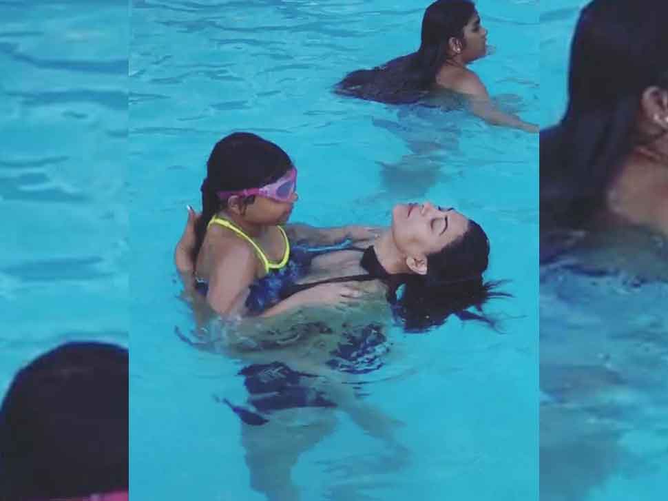 Sushmita sen enjoy holiday with daughters Sushmita sen enjoy holiday with daughters