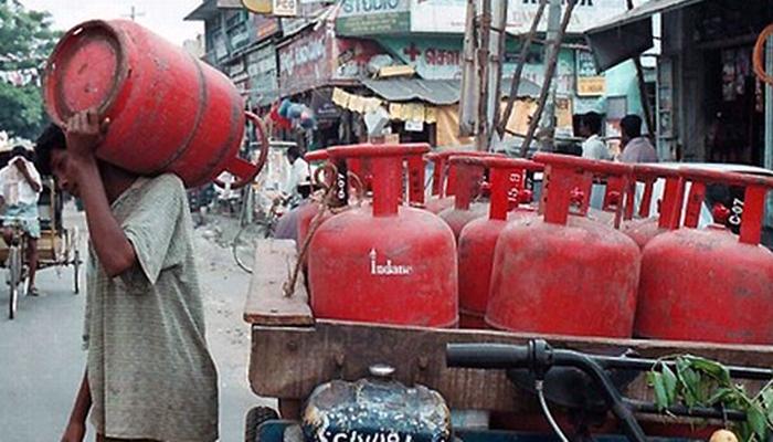 साखरेनंतर गॅस सिलिंडर भडकणार साखरेनंतर गॅस सिलिंडर भडकणार