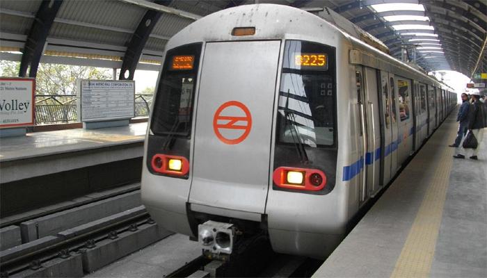 चालत्या मेट्रोचा दरवाजा उघडला अन्… चालत्या मेट्रोचा दरवाजा उघडला अन्…