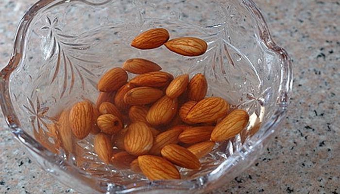 बदाम आणि थंड पाण्यानं करा दिवसाची सुरुवात! बदाम आणि थंड पाण्यानं करा दिवसाची सुरुवात!