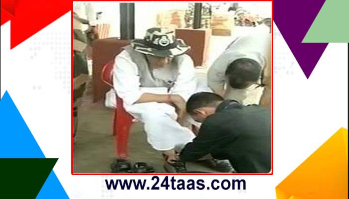 राजनाथ खुर्चीवर बसून; जवान चढवतायत पायांत बूट राजनाथ खुर्चीवर बसून; जवान चढवतायत पायांत बूट