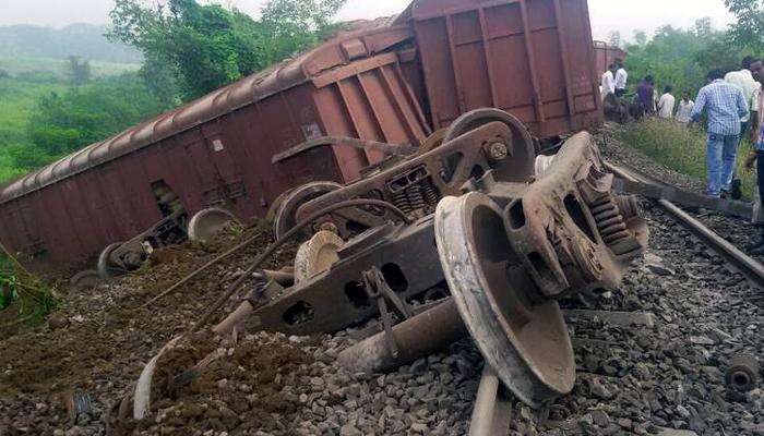 कोकण रेल्वे ठप्पच, नियोजनाअभावी प्रवाशांचे हाल कोकण रेल्वे ठप्पच, नियोजनाअभावी प्रवाशांचे हाल