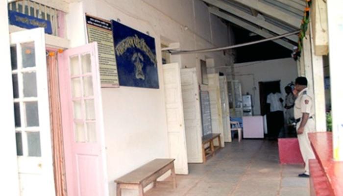 कुडाळमध्ये राडा, नागरिक-पोलीस यांच्यात बाचाबाची कुडाळमध्ये राडा, नागरिक-पोलीस यांच्यात बाचाबाची