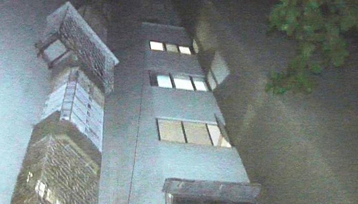 बाराव्या मजल्यावरून उडी मारून विद्यार्थिनीची आत्महत्या बाराव्या मजल्यावरून उडी मारून विद्यार्थिनीची आत्महत्या