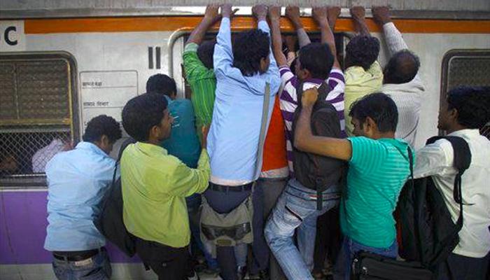 रेल्वेला हायकोर्टाने फटकारले, लोकलमध्ये ज्येष्ठांना स्वतंत्र डबा ठेवा रेल्वेला हायकोर्टाने फटकारले, लोकलमध्ये ज्येष्ठांना स्वतंत्र डबा ठेवा