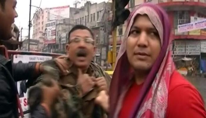 एसपी शिवदीप लांडेंनी लाचखोर पोलिसाला रंगेहाथ पकडलं एसपी शिवदीप लांडेंनी लाचखोर पोलिसाला रंगेहाथ पकडलं