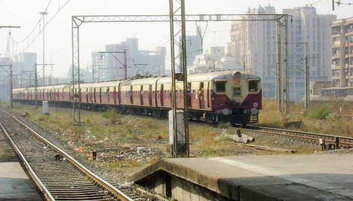 सायन-कुर्ला दरम्यान रुळाला तडे गेल्यानं म.रे पुन्हा विस्कळीत सायन-कुर्ला दरम्यान रुळाला तडे गेल्यानं म.रे पुन्हा विस्कळीत