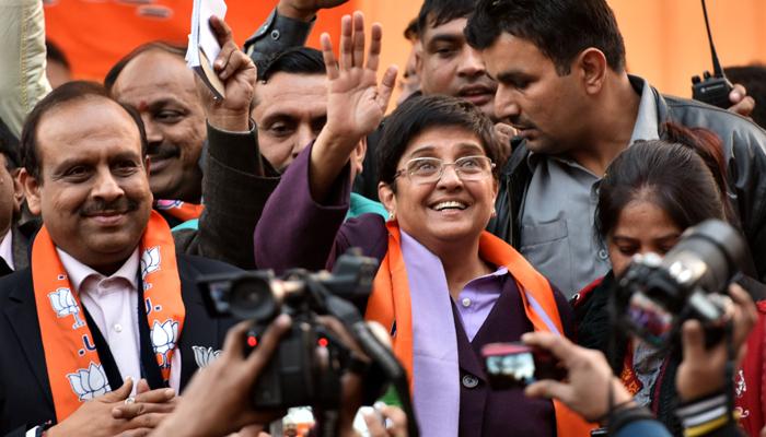 किरण बेदींना तीव्र विरोध, दिल्ली भाजप कार्यालयात जोरदार हंगामा किरण बेदींना तीव्र विरोध, दिल्ली भाजप कार्यालयात जोरदार हंगामा