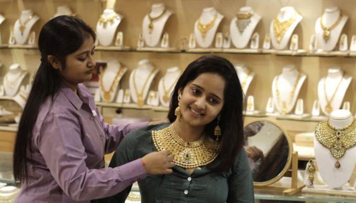 गुड न्यूज: सोन्यात २०० रुपयांनी, तर चांदीत १,५५० रुपयांनी घट गुड न्यूज: सोन्यात २०० रुपयांनी, तर चांदीत १,५५० रुपयांनी घट