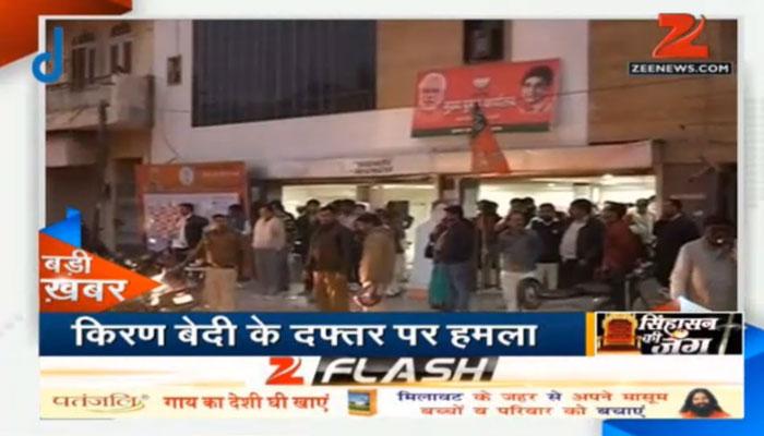 किरण बेदींच्या दिल्लीतल्या कार्यालयावर हल्ला, कार्यकर्ते जखमी किरण बेदींच्या दिल्लीतल्या कार्यालयावर हल्ला, कार्यकर्ते जखमी