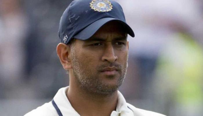 धोनीने प्रॅक्टीस करताना फोटो पत्रकारासोबत केली मस्करी धोनीने प्रॅक्टीस करताना फोटो पत्रकारासोबत केली मस्करी