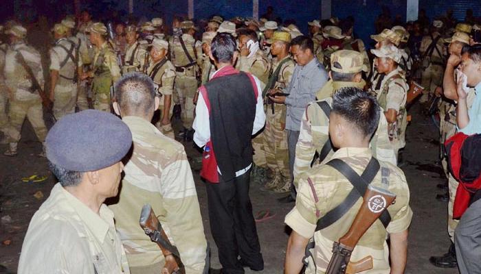 बलात्काराच्या आरोप्याला विवस्त्र करून मारहाण, भरचौकात दिली फाशी बलात्काराच्या आरोप्याला विवस्त्र करून मारहाण, भरचौकात दिली फाशी