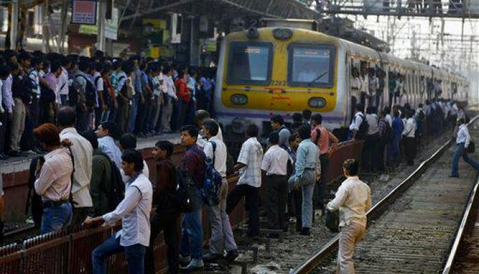 कुर्ला येथे यांत्रिक बिघाड, मध्य रेल्वेचा खोळंबा कुर्ला येथे यांत्रिक बिघाड, मध्य रेल्वेचा खोळंबा
