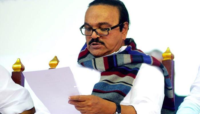 पाणीप्रश्न : भुजबळांचे विधानसभा वेलमध्ये ठिय्या आंदोलन पाणीप्रश्न : भुजबळांचे विधानसभा वेलमध्ये ठिय्या आंदोलन