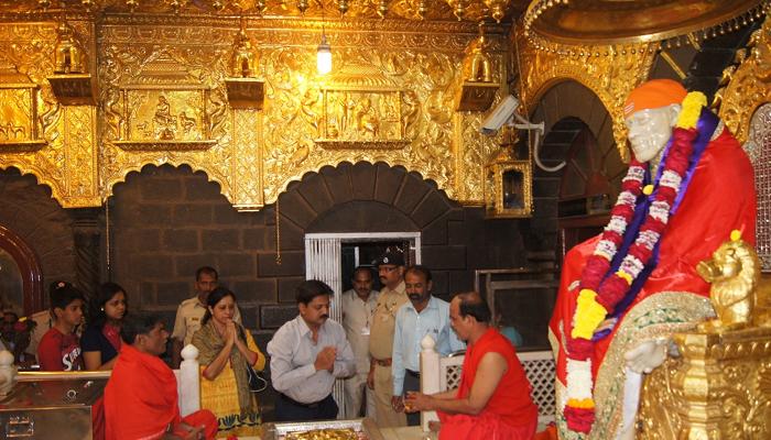 शिर्डीतील साईभक्तांच्या भोजन तांदळात किडे-अळ्या शिर्डीतील साईभक्तांच्या भोजन तांदळात किडे-अळ्या