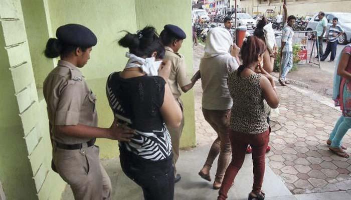 बारवर पोलिसांचा छापा, 26 मुली, 14 ग्राहक ताब्यात बारवर पोलिसांचा छापा, 26 मुली, 14 ग्राहक ताब्यात