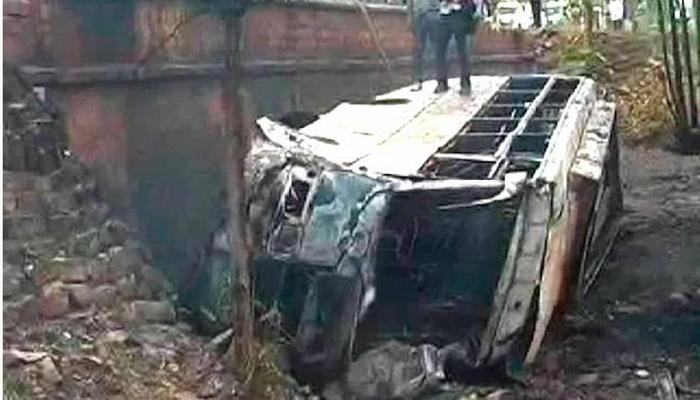 पन्ना इथं बस पूलावरून पडली, 35 जणांचा जळून मृत्यू पन्ना इथं बस पूलावरून पडली, 35 जणांचा जळून मृत्यू