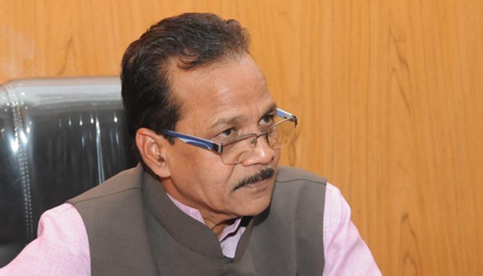 व्यस्त शेड्युलमधून वेळ काढून मंत्रिमहोदय बसले परीक्षेला! व्यस्त शेड्युलमधून वेळ काढून मंत्रिमहोदय बसले परीक्षेला!