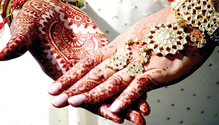 सासरेबुवांनी घेतलं चुंबन, नवरीने माघरी पाठवलं वऱ्हाड सासरेबुवांनी घेतलं चुंबन, नवरीने माघरी पाठवलं वऱ्हाड
